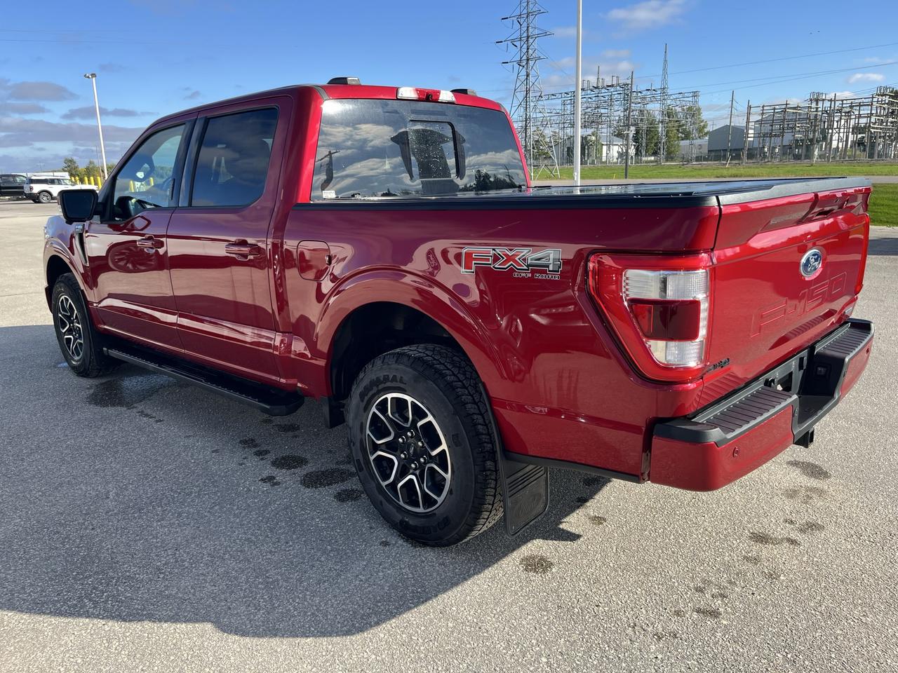 2022 Ford F-150 Lariat 4WD SuperCrew 5.5' Box Photo3