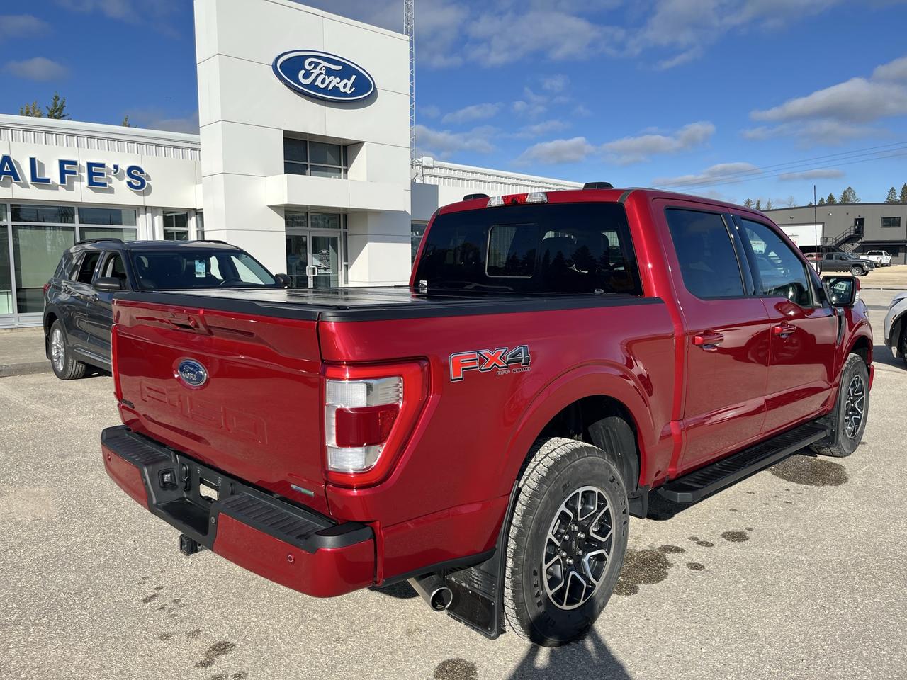 2022 Ford F-150 Lariat 4WD SuperCrew 5.5' Box Photo4