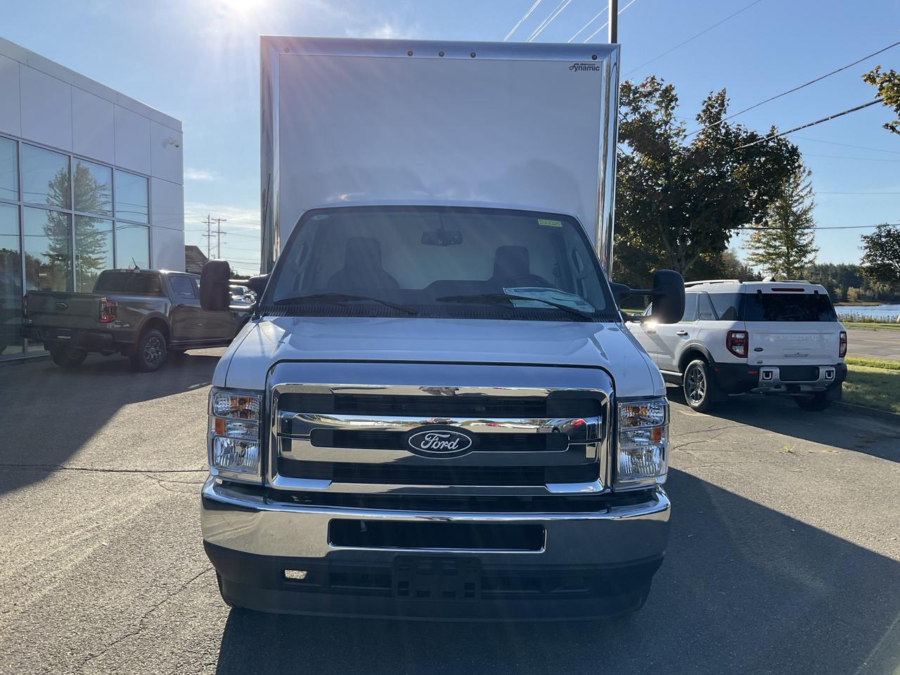 2027 Ford E-Series Cutaway Base Photo1