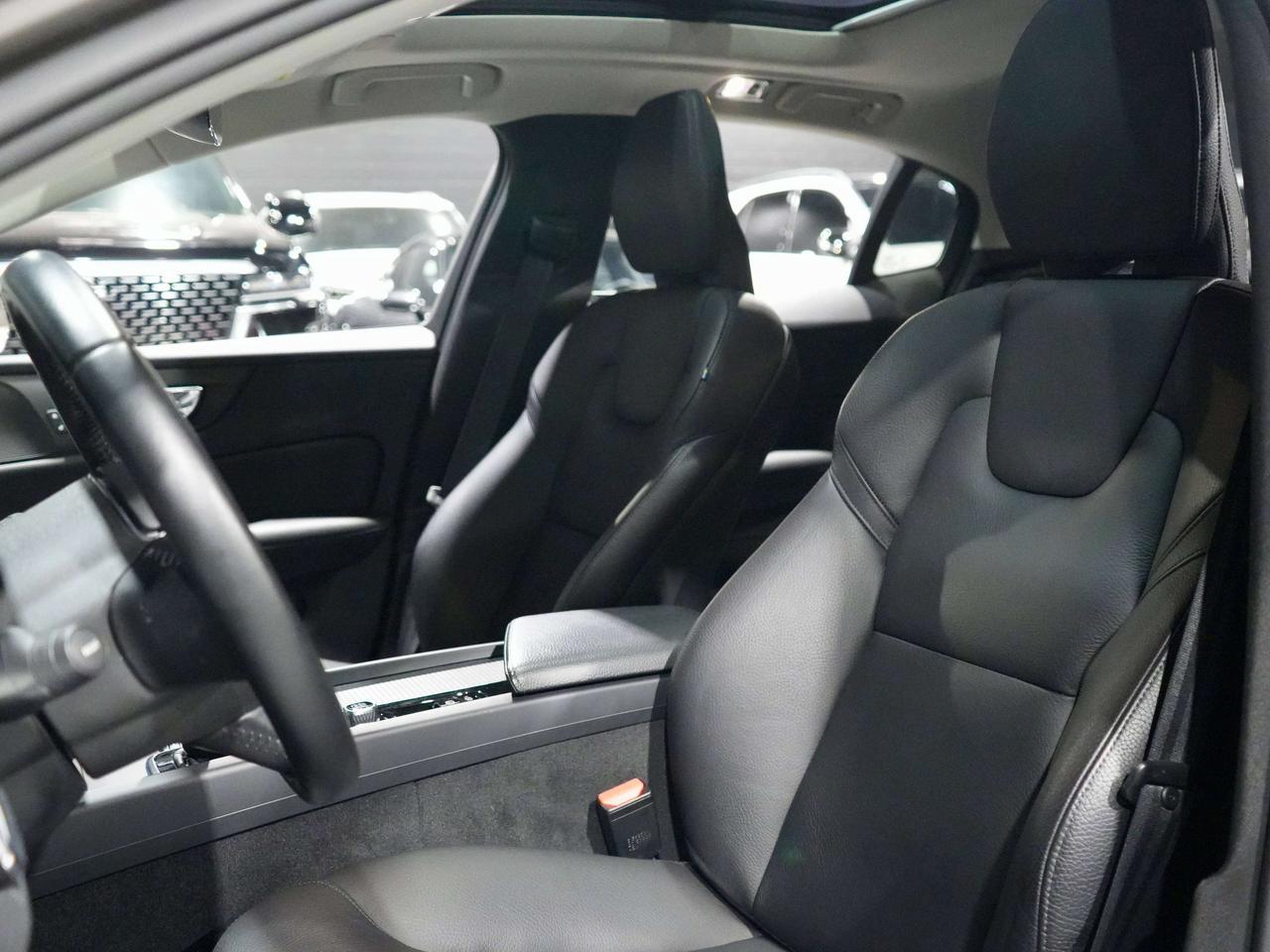 2019 Volvo S60 Momentum|PANO|LEATHER|DIRVER ASSIST Photo