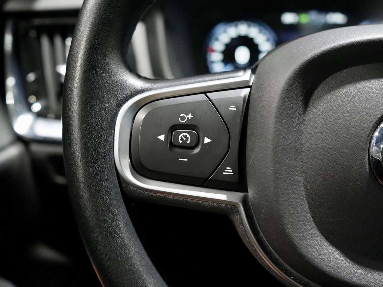2019 Volvo S60 Momentum|PANO|LEATHER|DIRVER ASSIST Photo