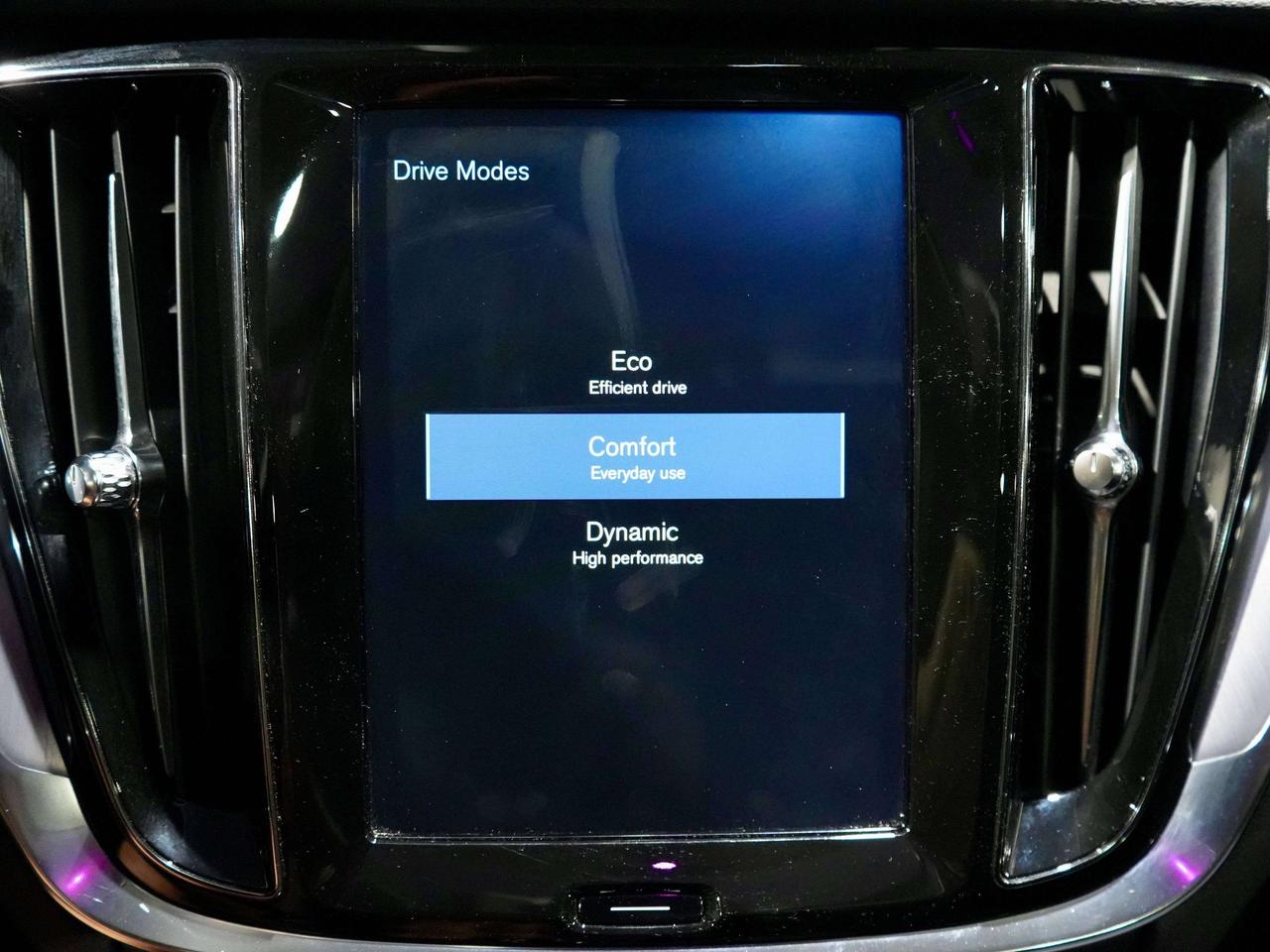 2019 Volvo S60 Momentum|PANO|LEATHER|DIRVER ASSIST Photo