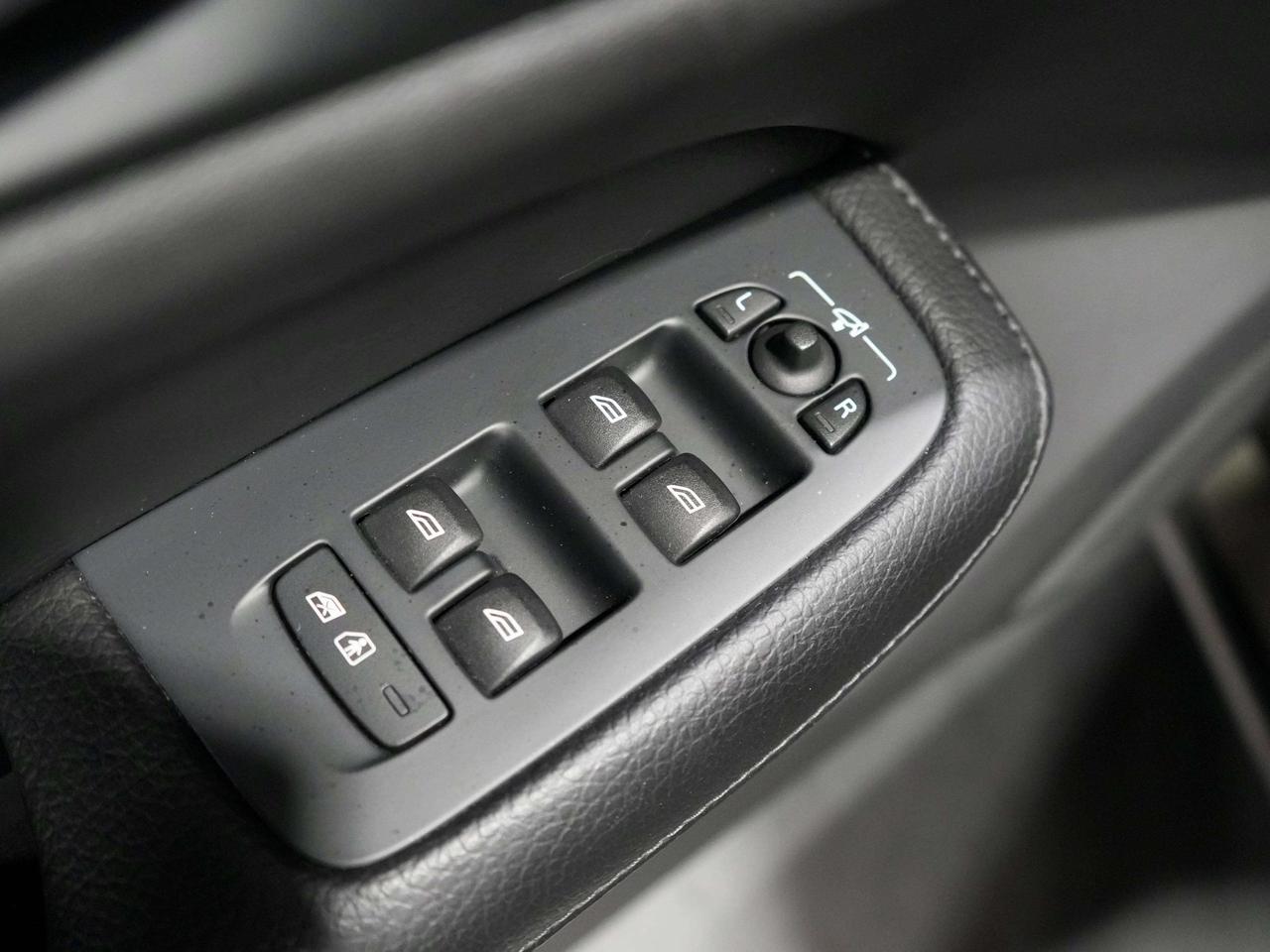 2019 Volvo S60 Momentum|PANO|LEATHER|DIRVER ASSIST Photo