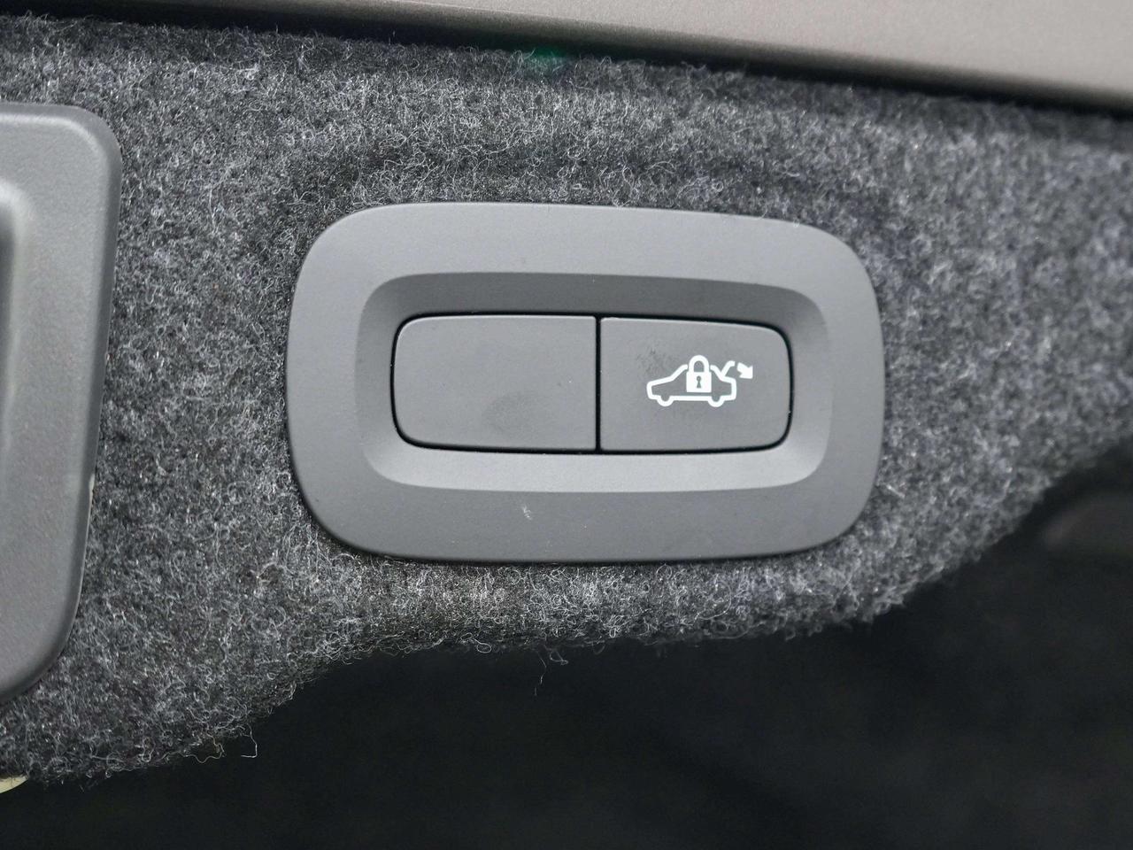 2019 Volvo S60 Momentum|PANO|LEATHER|DIRVER ASSIST Photo