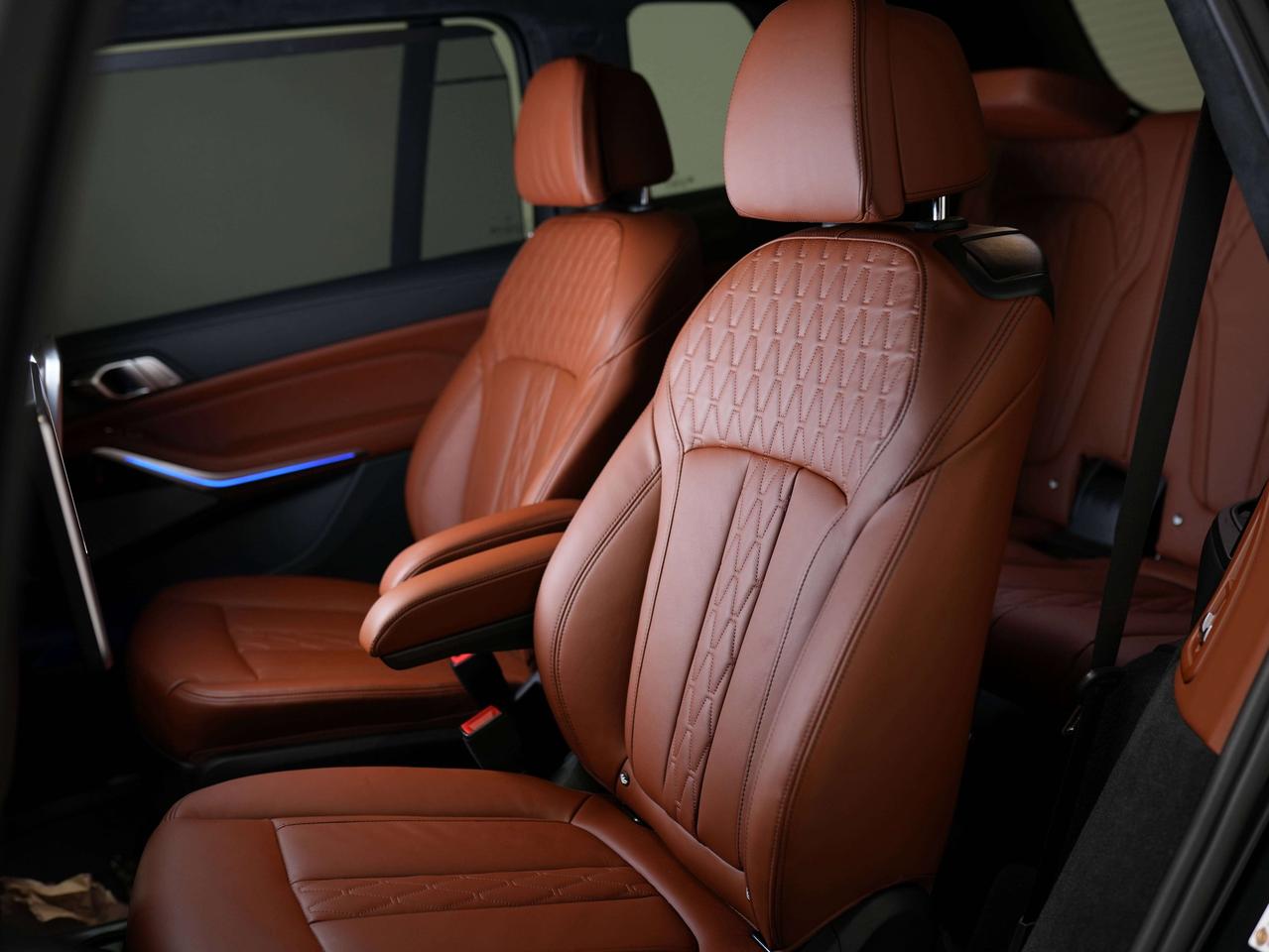 2022 BMW X7 M50I | 6 PASS | PREMIUM | REAR ENTERTAINMENT | 22 Photo