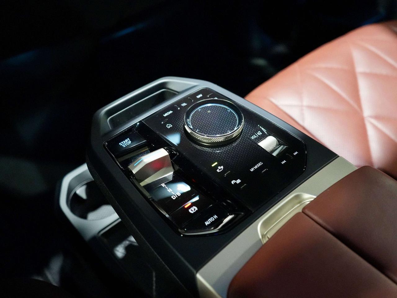 2024 BMW iX xDrive40i |360|PANO|HUD| HARMAN|MASSAGE|DRIVER ASI Photo