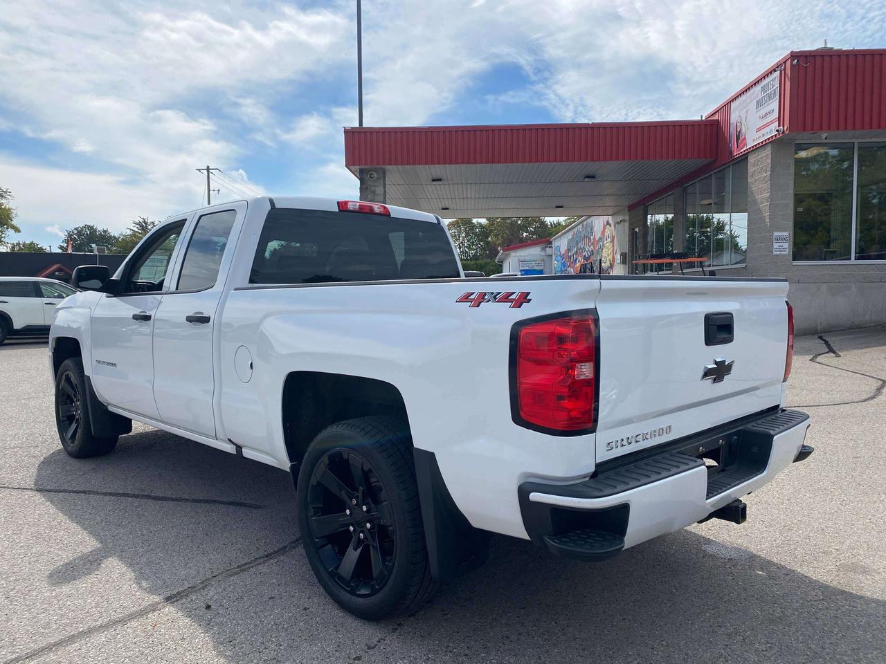 2018 Chevrolet Silverado 1500 22" WHEELS, 4X4, LOCAL TRADE, BACK UP CAMERA! Photo