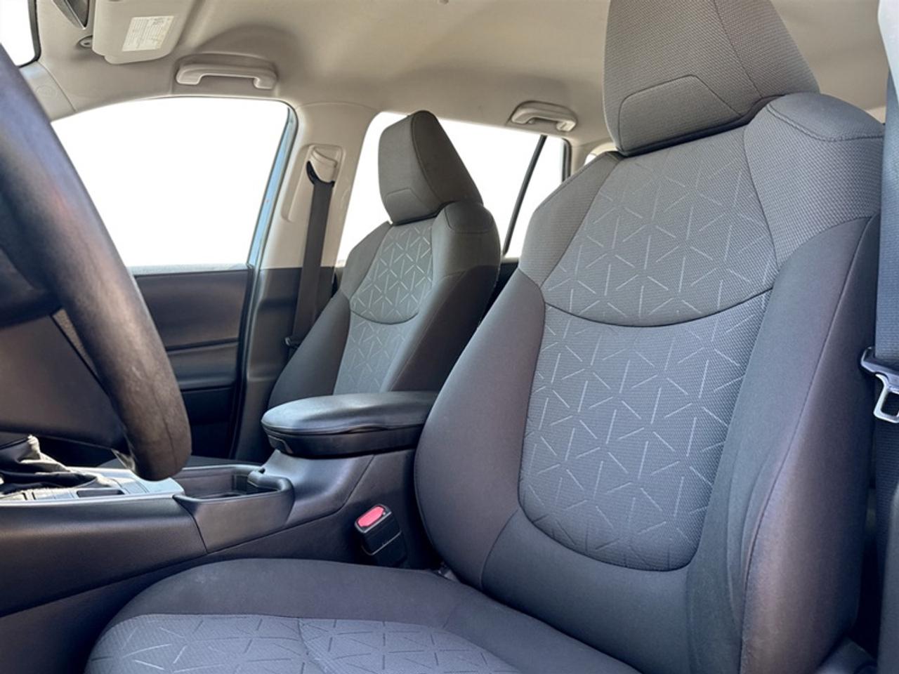 2020 Toyota RAV4 LE  **CLEAN CARFAX** Photo