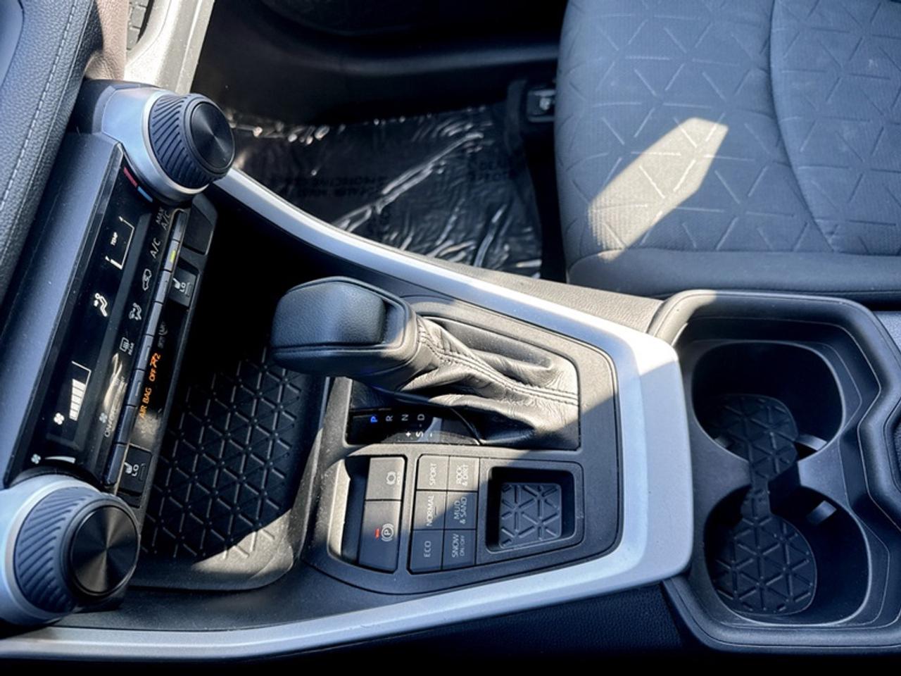 2020 Toyota RAV4 LE  **CLEAN CARFAX** Photo