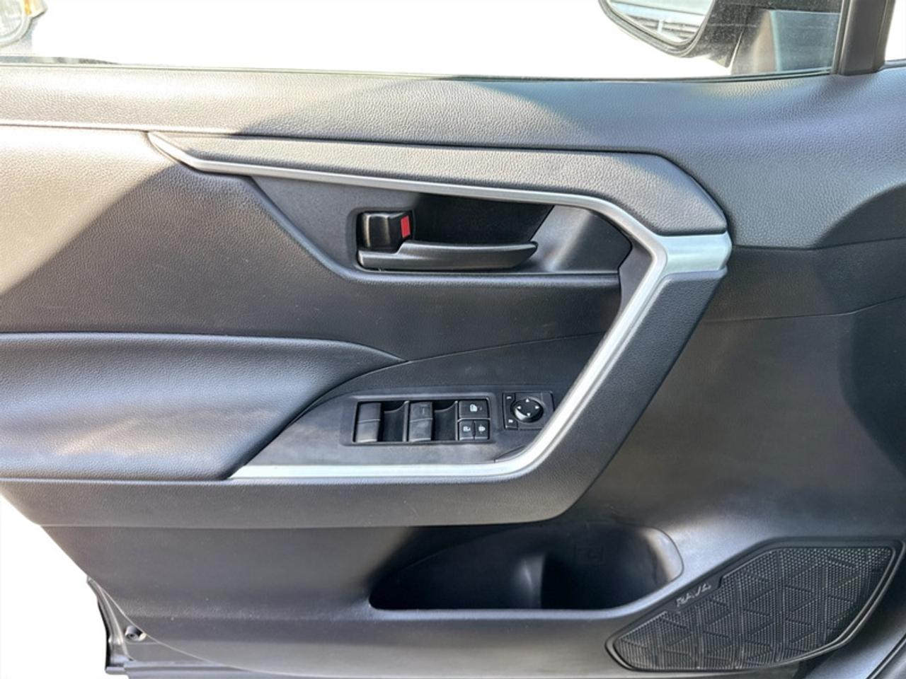 2020 Toyota RAV4 LE  **CLEAN CARFAX** Photo