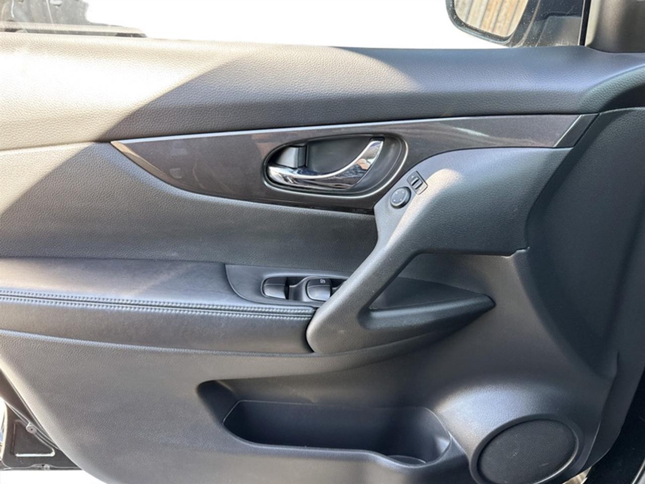 2019 Nissan Rogue SV Premium Pkg  *LOW KM - CLEAN CARFAX* Photo