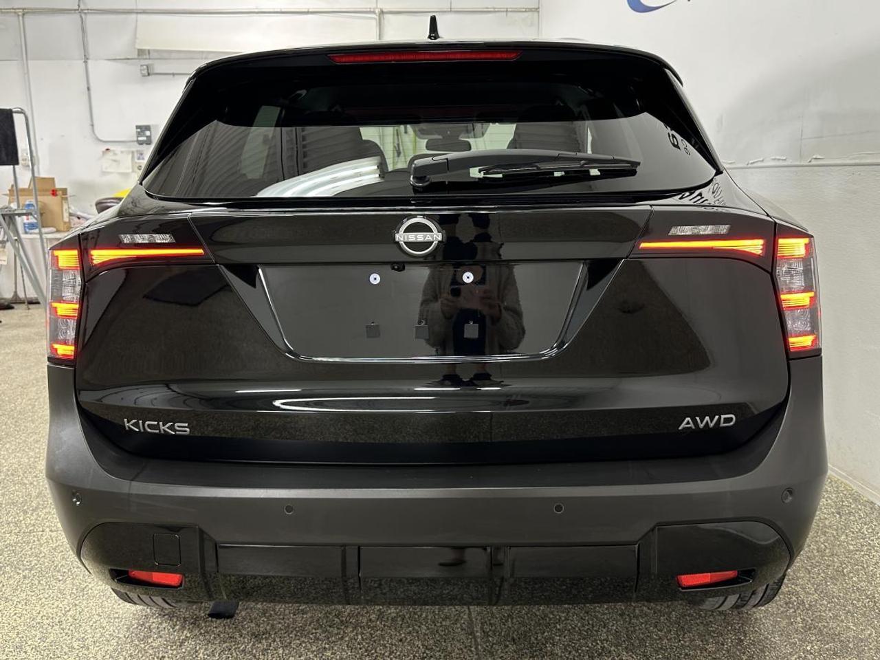 2026 Nissan Kicks SV/AWD/ALLOYS/SUPER BLACK! Photo