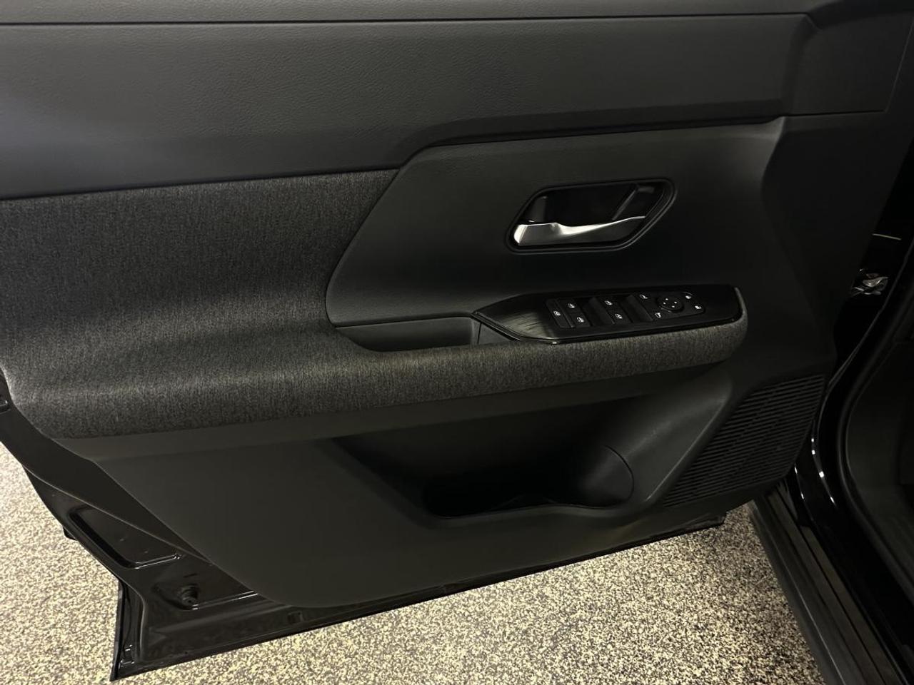 2026 Nissan Kicks SV/AWD/ALLOYS/SUPER BLACK! Photo