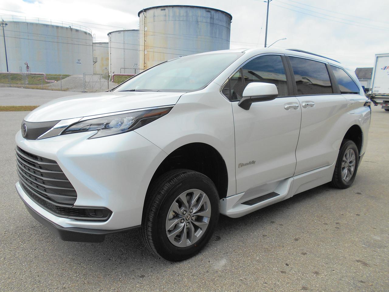 2026 Toyota Sienna XLE-Wheelchair Accessible Side Entry-Power Photo