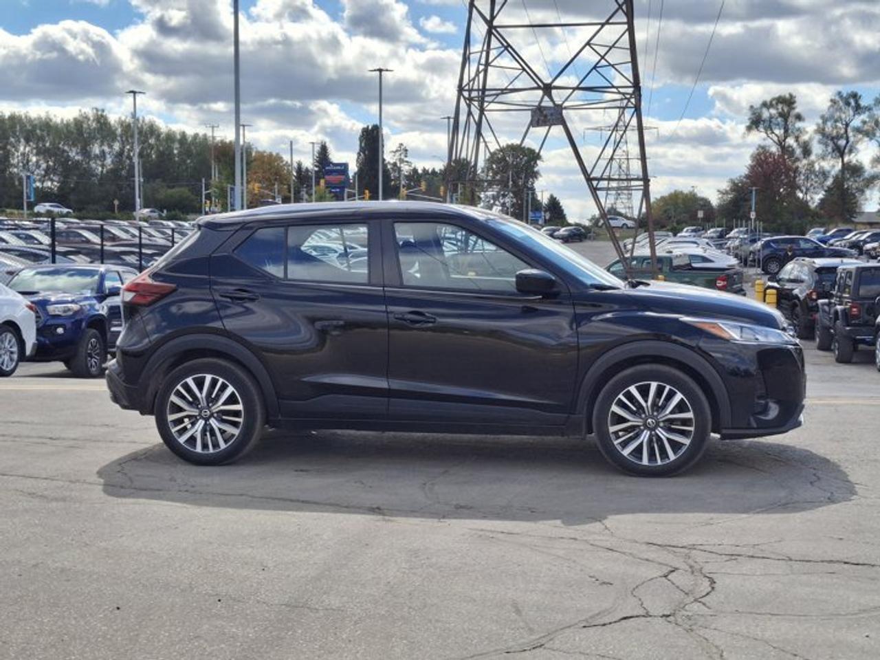 2021 Nissan Kicks SV | Heated Wheel + Seats | Remote Start | CarPlay + Android | Rear Cam & More ! Photo