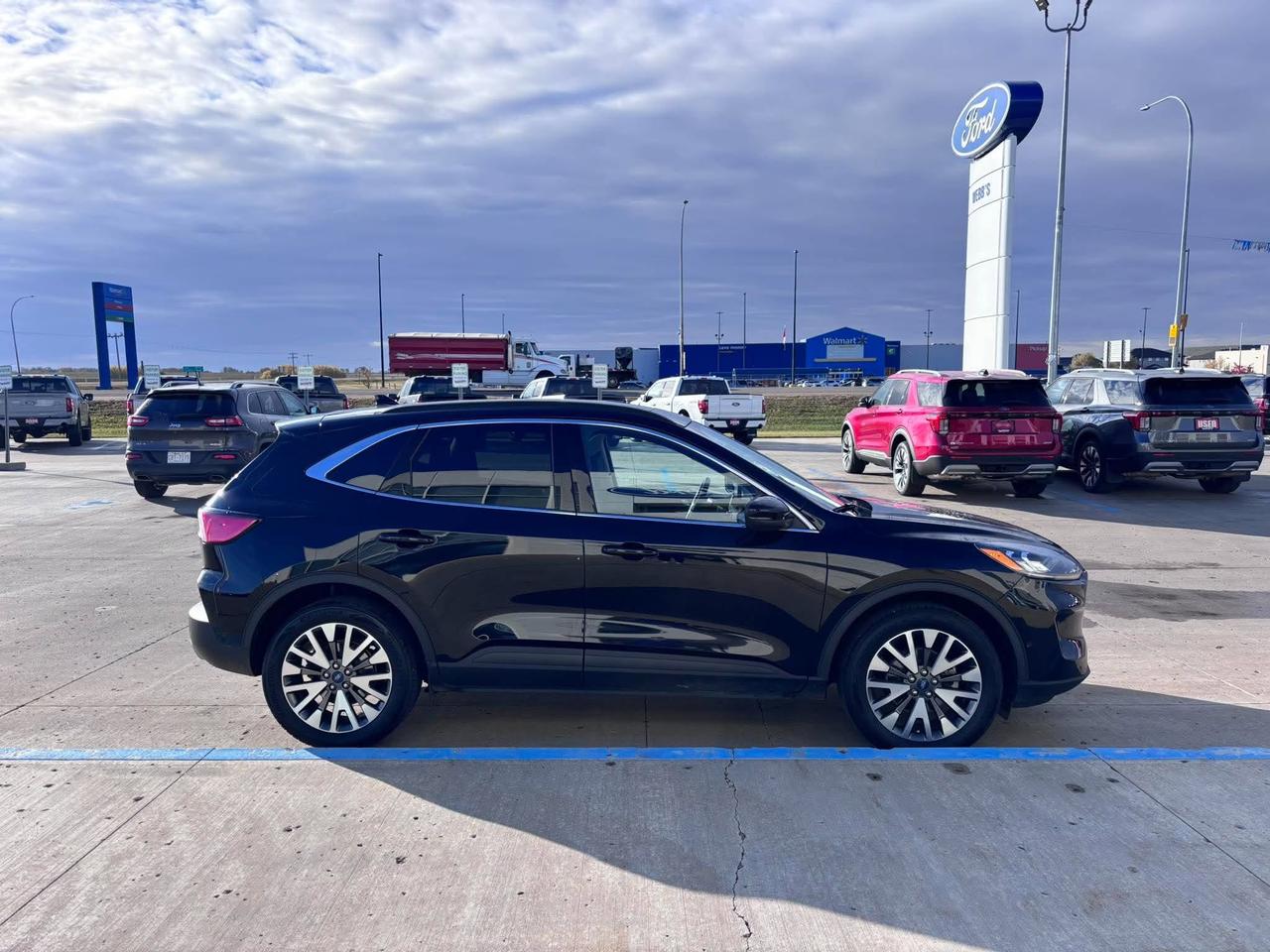 2020 Ford Escape Titanium AWD Photo3