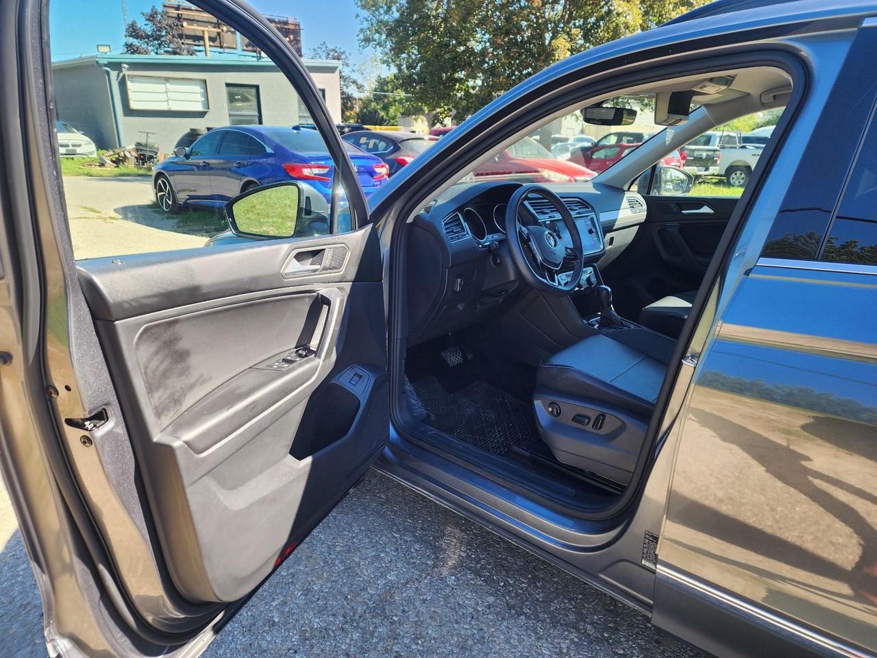 2021 Volkswagen Tiguan COMFORTLINE l Clean Carfax l AWD Photo