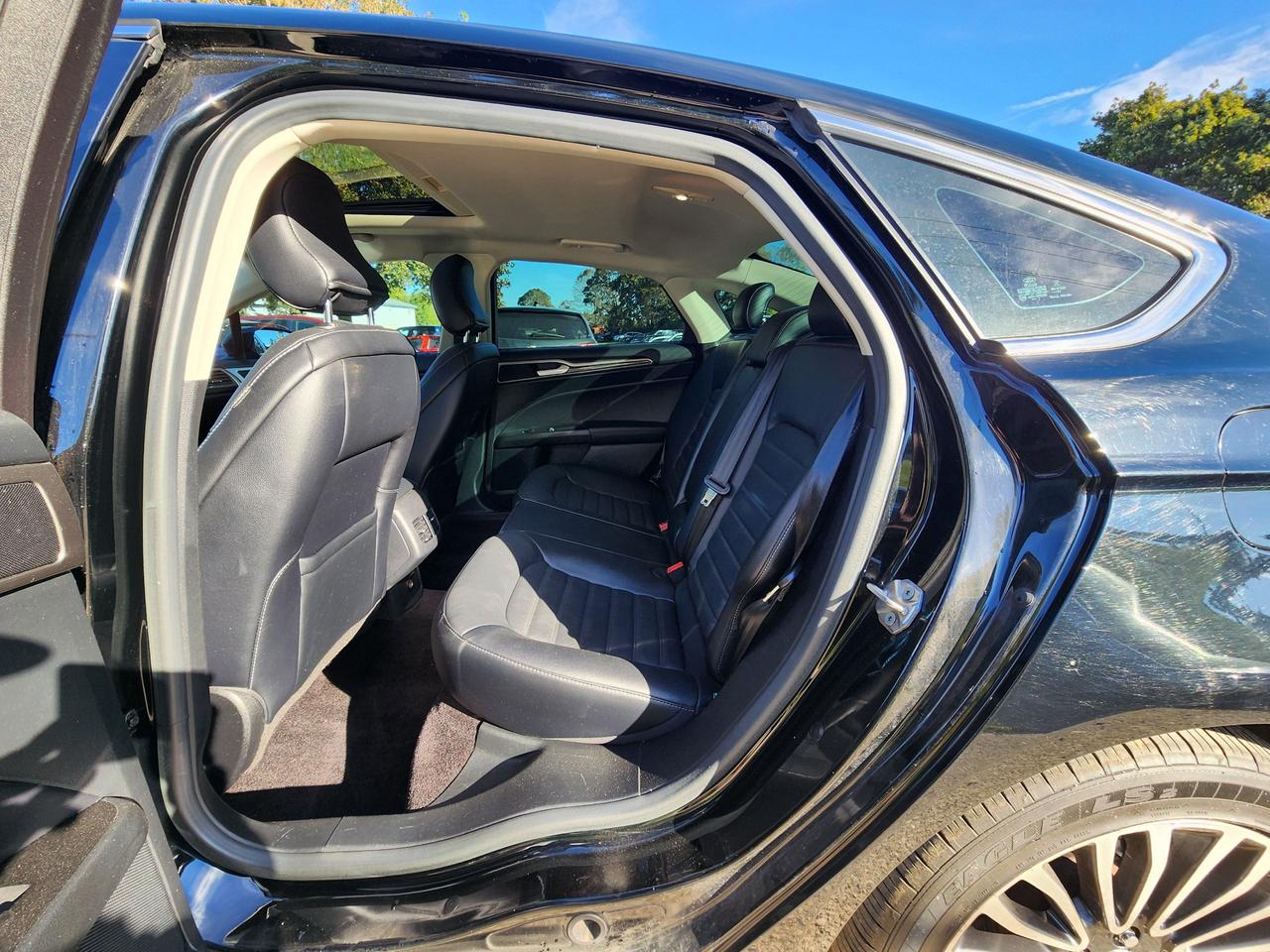 2017 Ford Fusion SE l AWD l 2.0 L l 28 SERVICE RECORDS l Photo