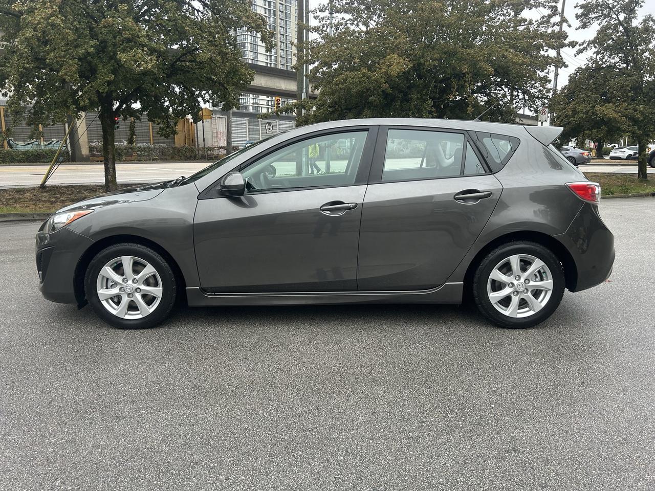 2011 Mazda MAZDA3 GS - Photo #2