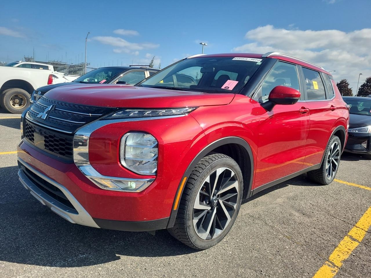 2023 Mitsubishi Outlander SE - ONE OWNER, AWD, NAV, AND MORE!! - Photo #2