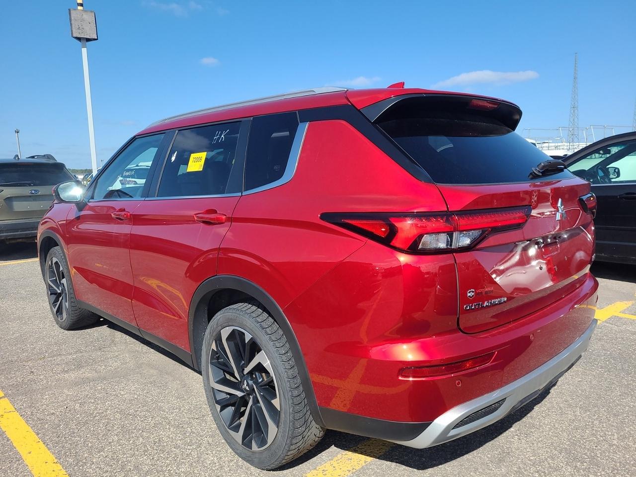 2023 Mitsubishi Outlander SE - ONE OWNER, AWD, NAV, AND MORE!! Photo