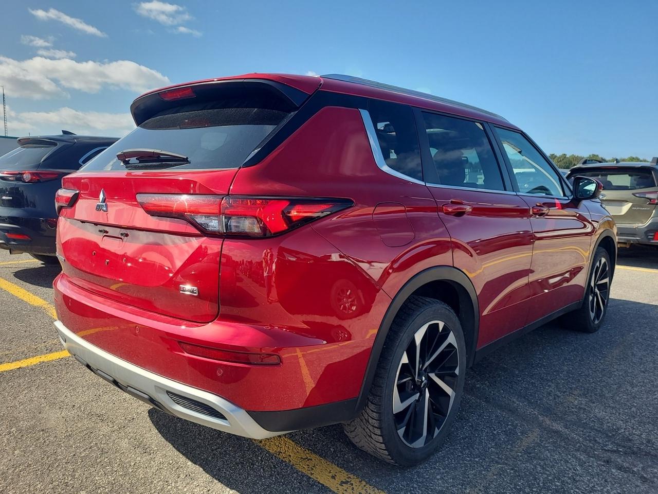2023 Mitsubishi Outlander SE - ONE OWNER, AWD, NAV, AND MORE!! Photo