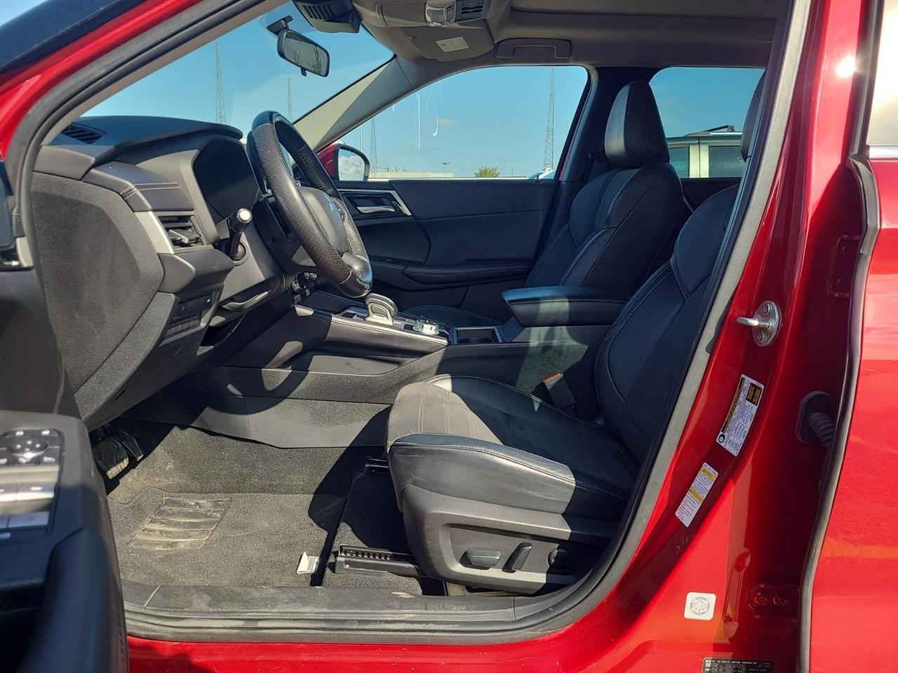 2023 Mitsubishi Outlander SE - ONE OWNER, AWD, NAV, AND MORE!! Photo