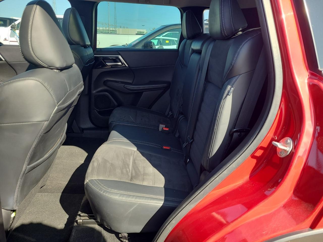 2023 Mitsubishi Outlander SE - ONE OWNER, AWD, NAV, AND MORE!! Photo