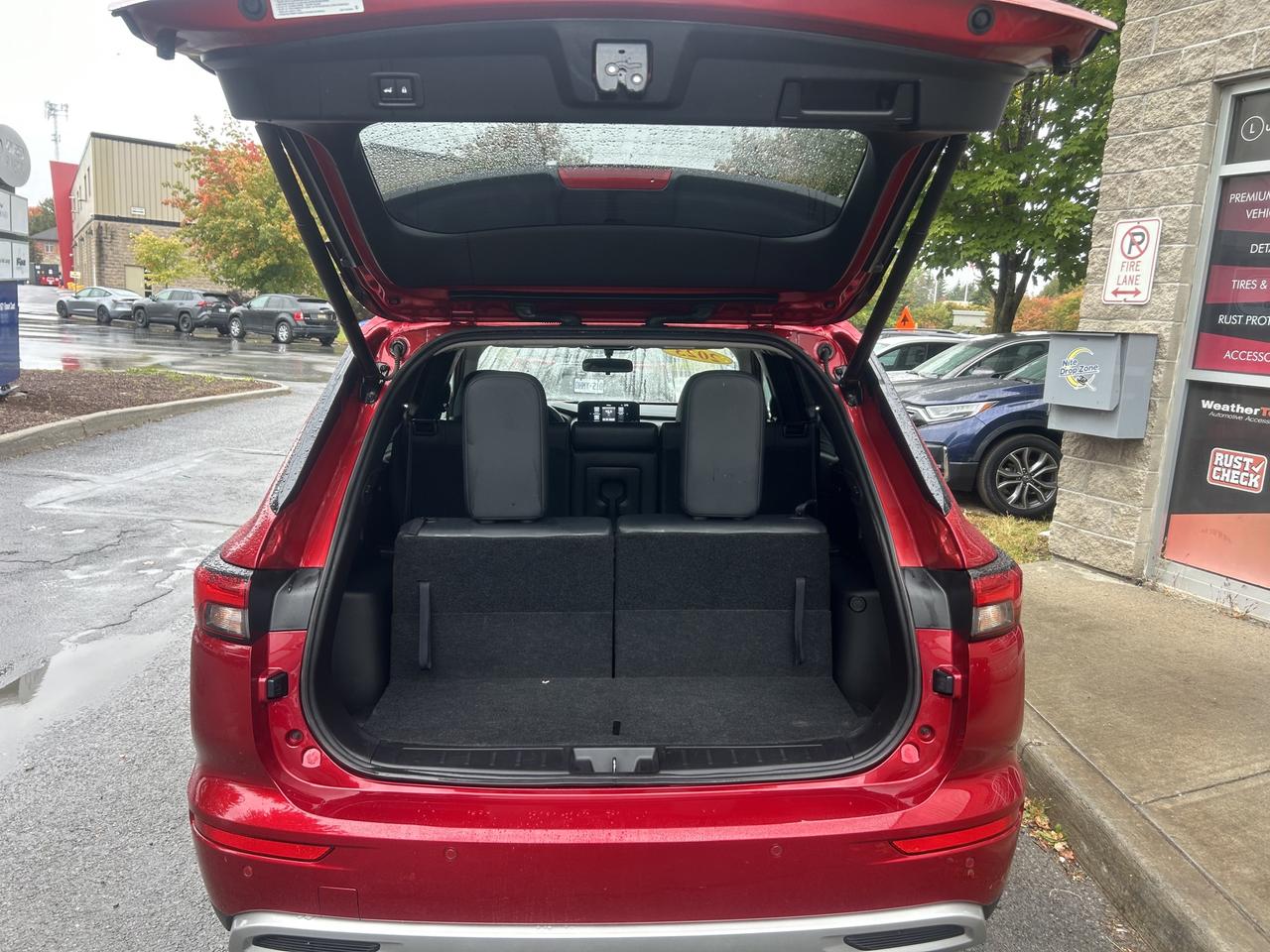 2023 Mitsubishi Outlander SE - ONE OWNER, AWD, NAV, AND MORE!! Photo