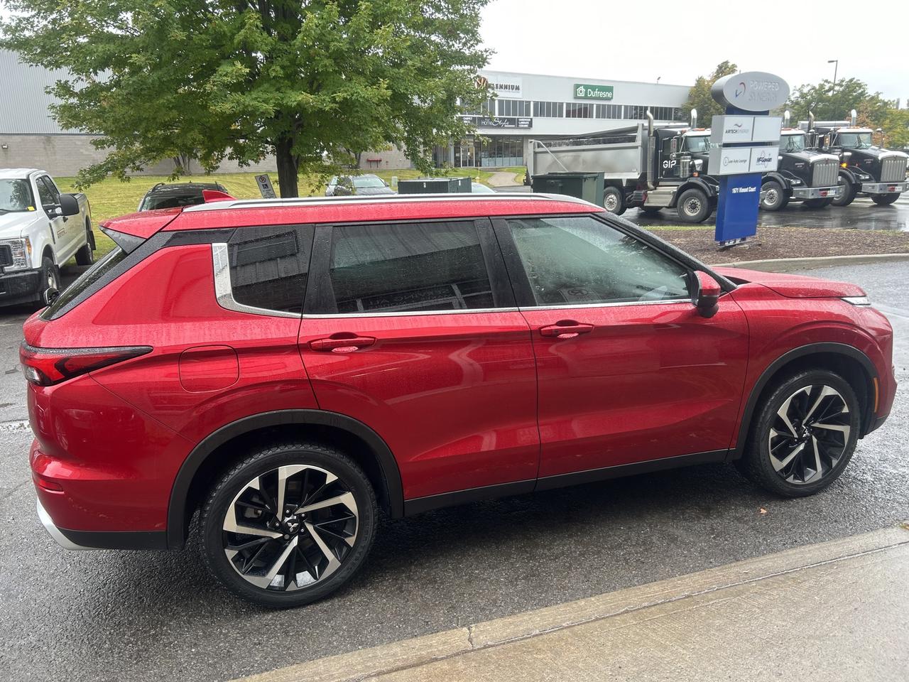 2023 Mitsubishi Outlander SE - ONE OWNER, AWD, NAV, AND MORE!! Photo