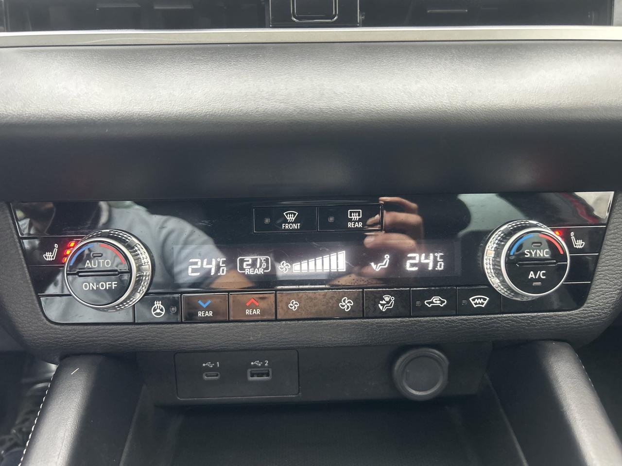 2023 Mitsubishi Outlander SE - ONE OWNER, AWD, NAV, AND MORE!! Photo