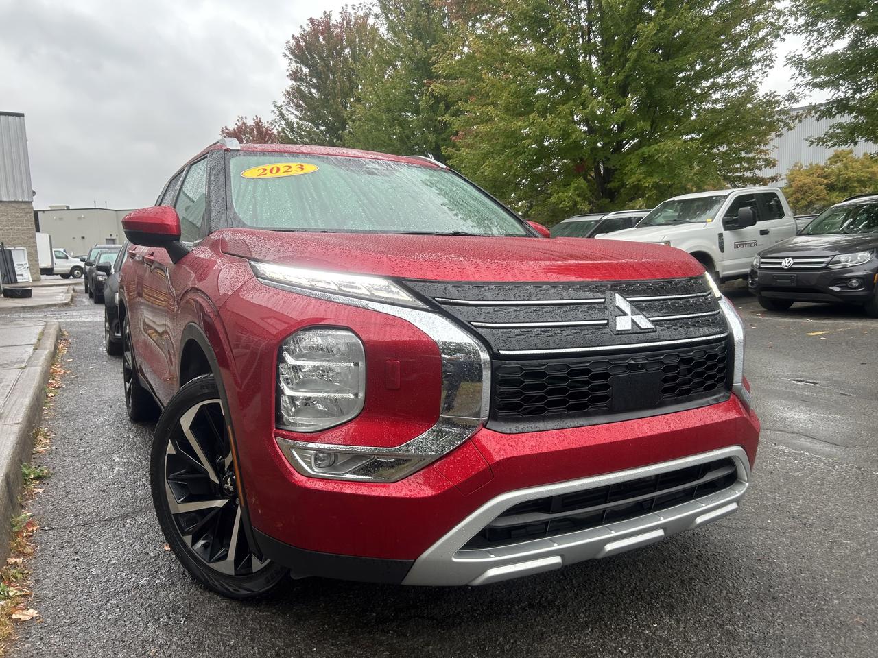 2023 Mitsubishi Outlander SE - ONE OWNER, AWD, NAV, AND MORE!! Photo