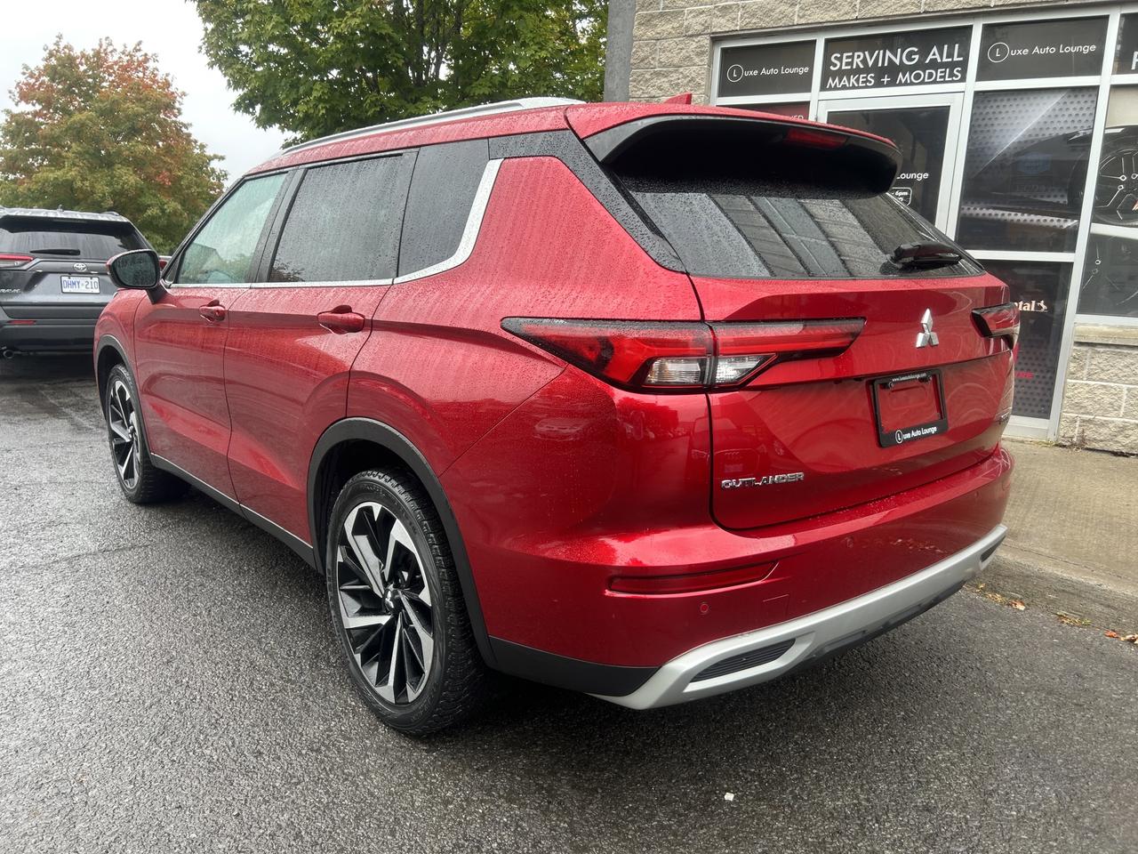 2023 Mitsubishi Outlander SE - ONE OWNER, AWD, NAV, AND MORE!! Photo