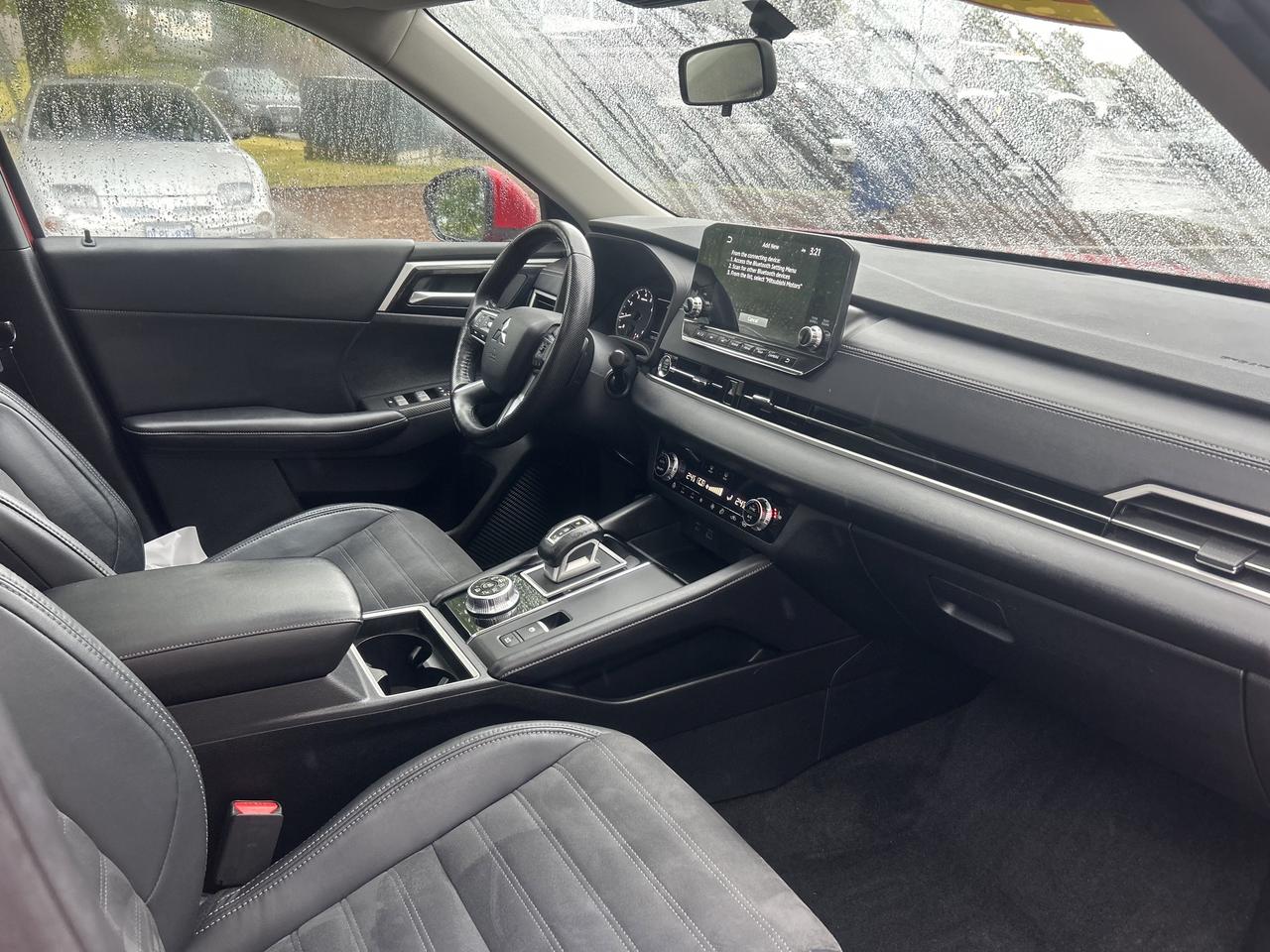 2023 Mitsubishi Outlander SE - ONE OWNER, AWD, NAV, AND MORE!! Photo