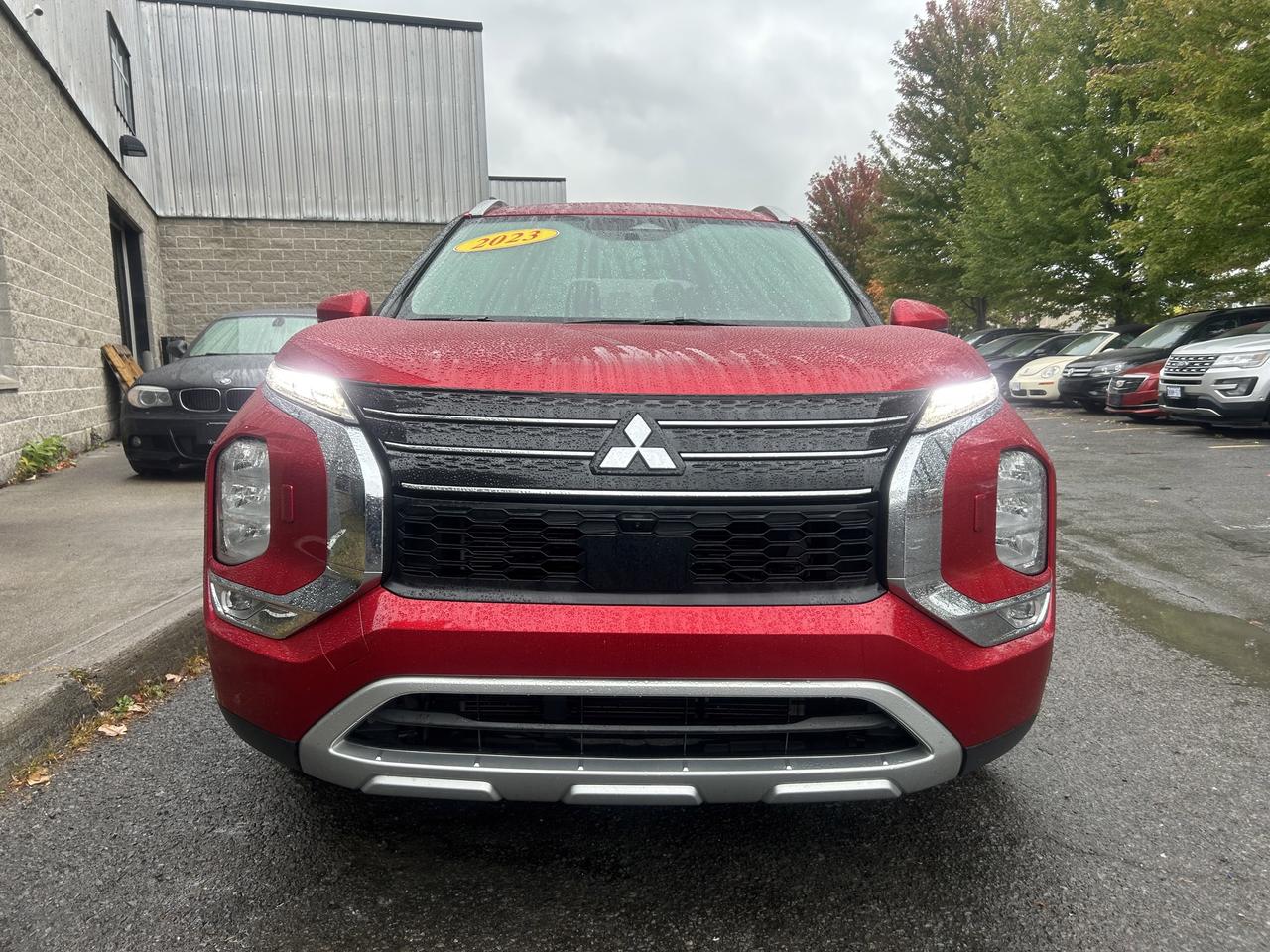 2023 Mitsubishi Outlander SE - ONE OWNER, AWD, NAV, AND MORE!! Photo