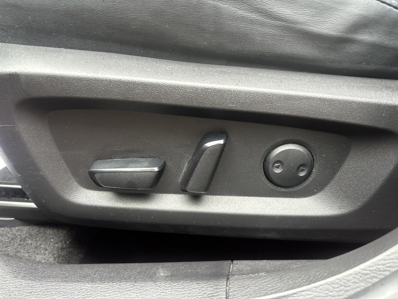 2023 Mitsubishi Outlander SE - ONE OWNER, AWD, NAV, AND MORE!! Photo