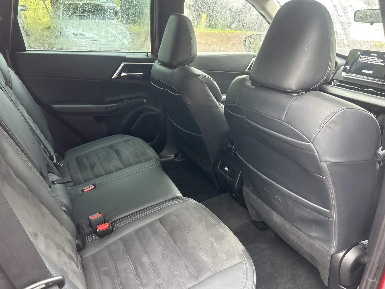 2023 Mitsubishi Outlander SE - ONE OWNER, AWD, NAV, AND MORE!! Photo