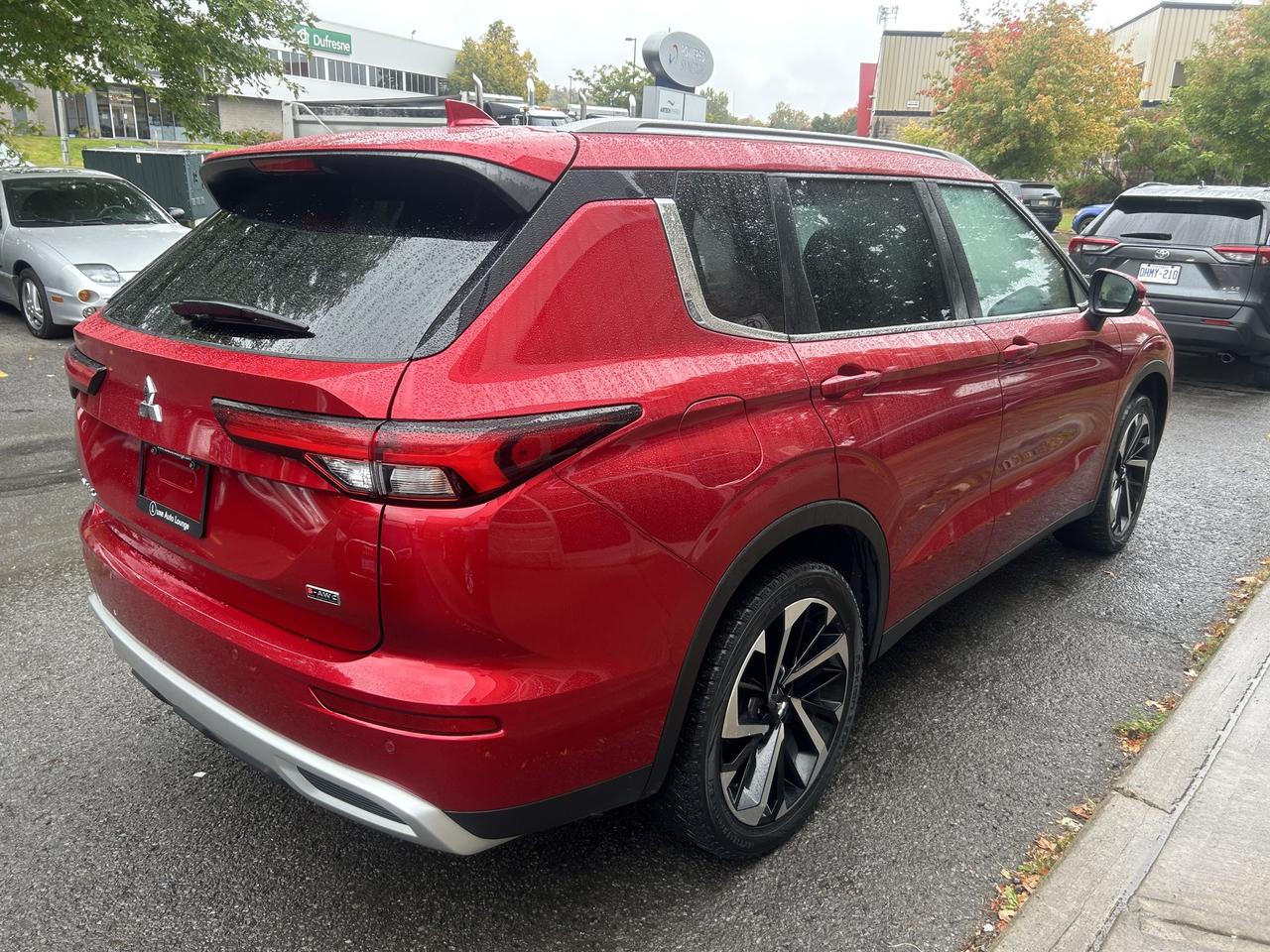 2023 Mitsubishi Outlander SE - ONE OWNER, AWD, NAV, AND MORE!! Photo
