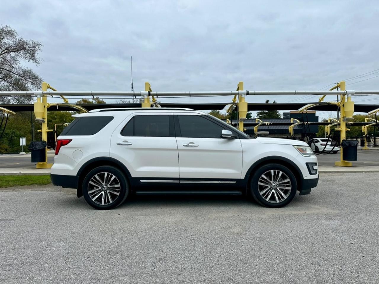 2017 Ford Explorer * PLATINUM * 4X4 * PLATINUM Photo
