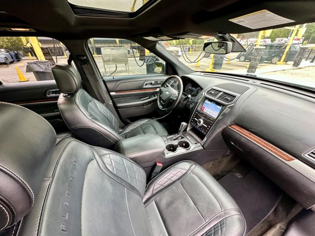 2017 Ford Explorer * PLATINUM * 4X4 * PLATINUM Photo