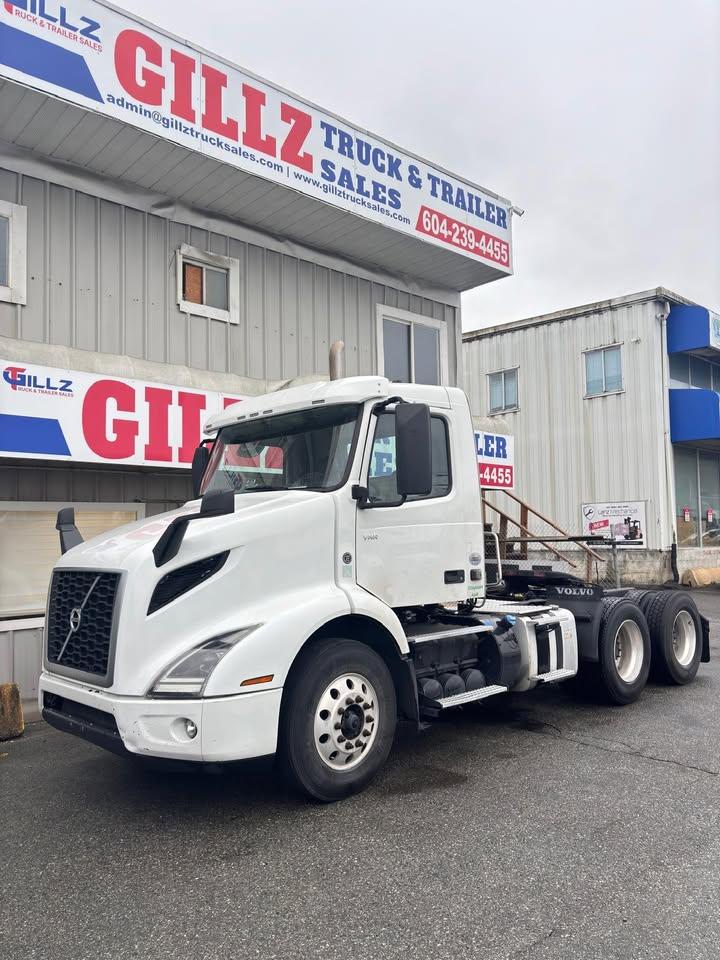 2019 Volvo Day Cab  - Photo #1