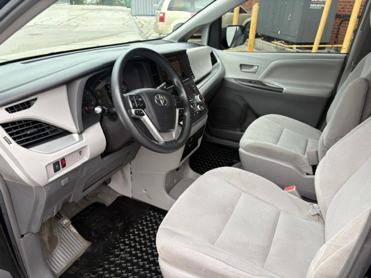 2017 Toyota Sienna L 7 PASS **1 OWNER-NO ACCIDENTS-CERTIFIED** Photo