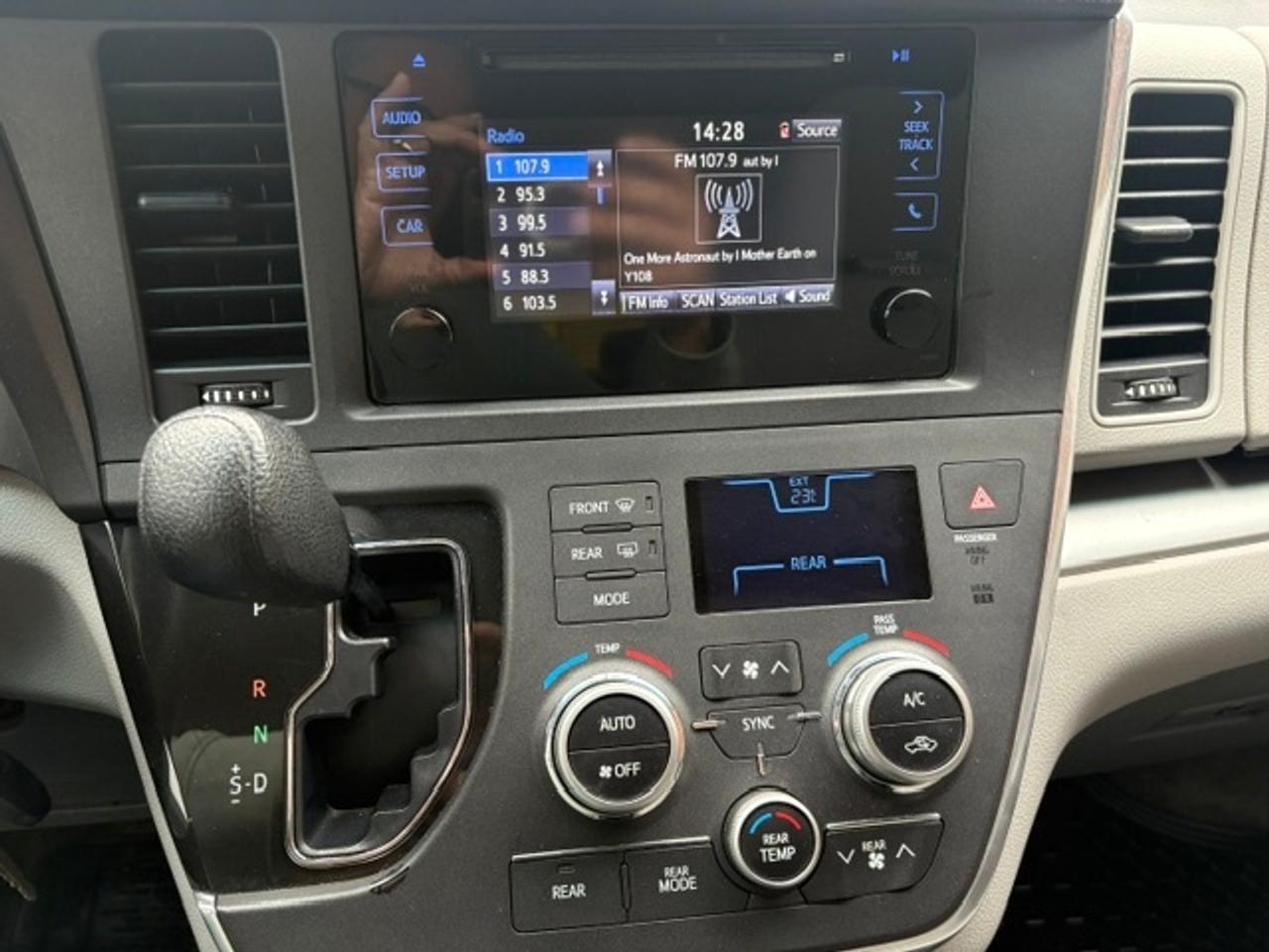 2017 Toyota Sienna L 7 PASS **1 OWNER-NO ACCIDENTS-CERTIFIED** Photo