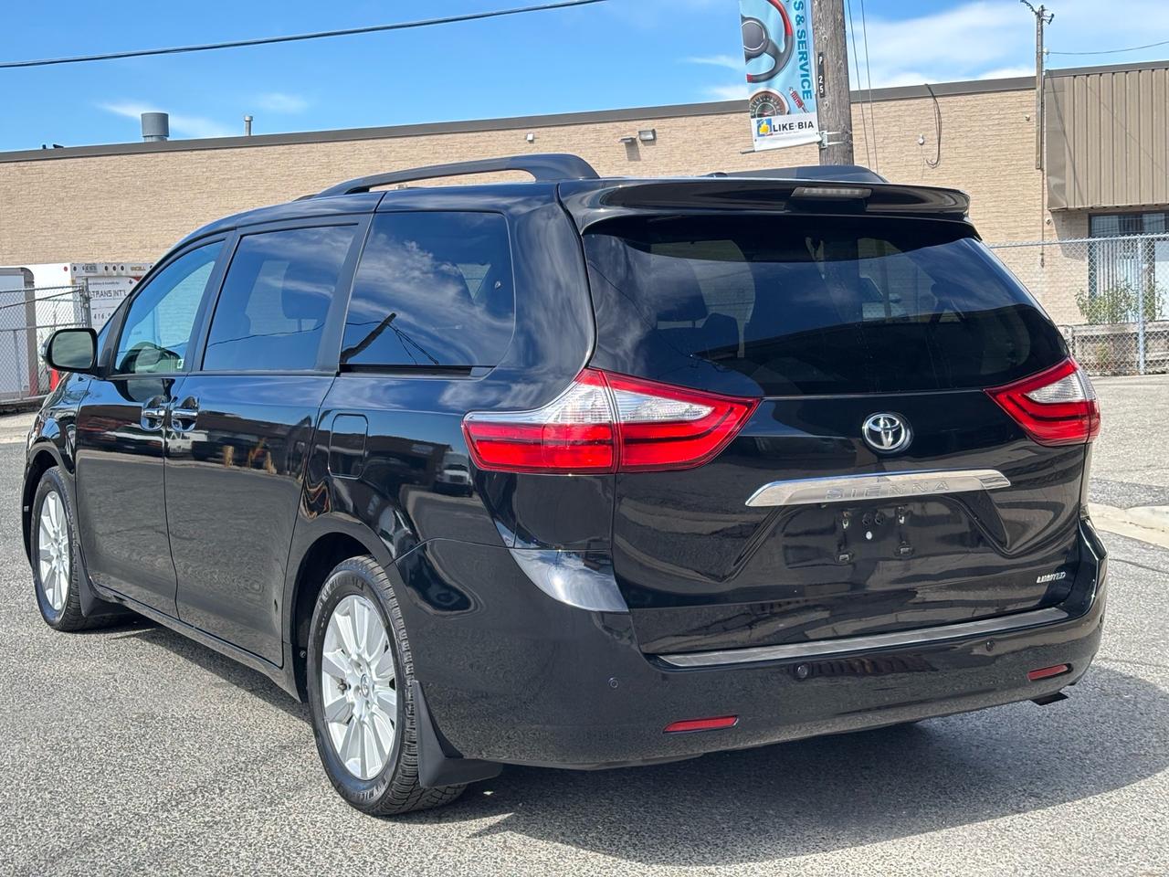 2017 Toyota Sienna LIMITED 7- PASS **LEATHER-ROOF-CAMERA-NAVI** Photo3