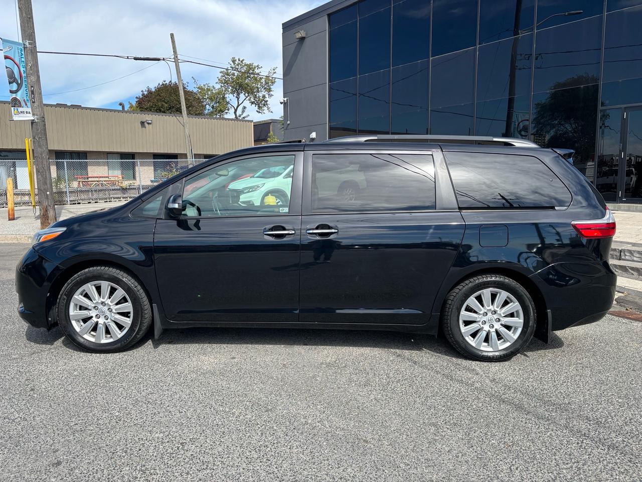 2017 Toyota Sienna LIMITED 7- PASS **LEATHER-ROOF-CAMERA-NAVI** Photo2