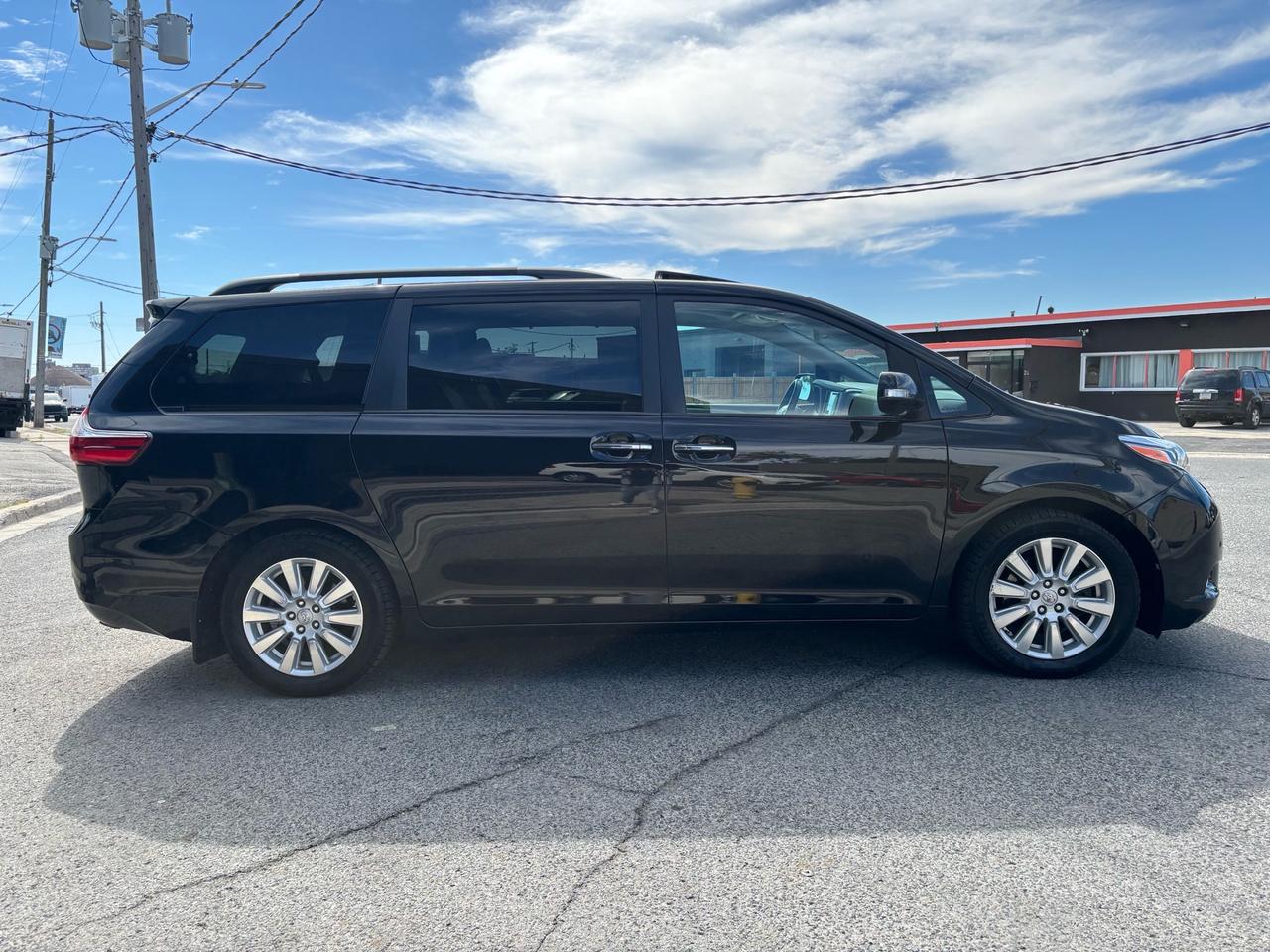2017 Toyota Sienna LIMITED 7- PASS **LEATHER-ROOF-CAMERA-NAVI** Photo