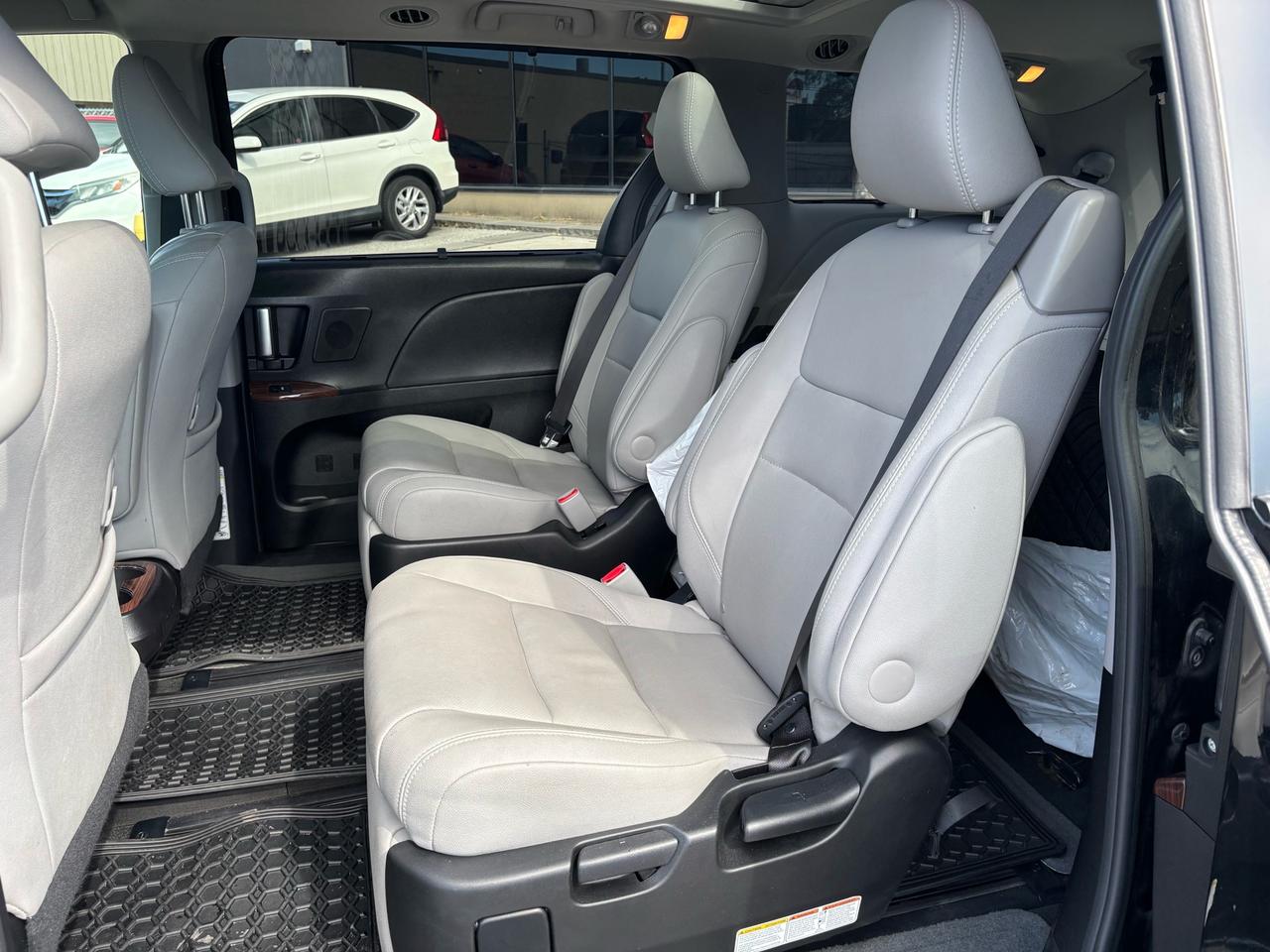2017 Toyota Sienna LIMITED 7- PASS **LEATHER-ROOF-CAMERA-NAVI** Photo