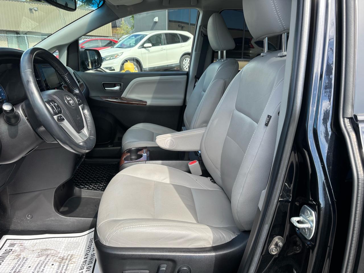 2017 Toyota Sienna LIMITED 7- PASS **LEATHER-ROOF-CAMERA-NAVI** Photo