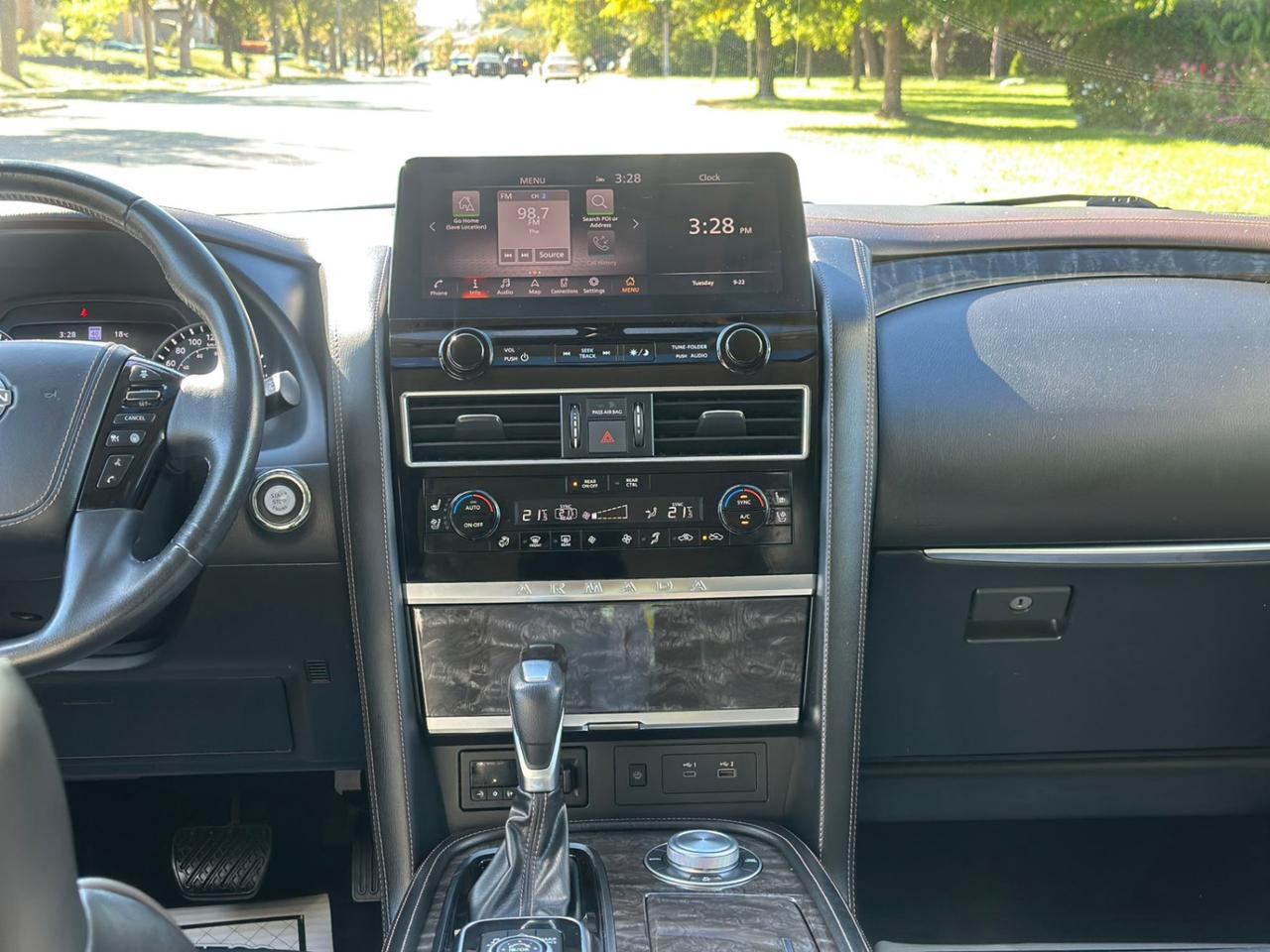 2021 Nissan Armada ONE OWNER / NO ACCIDENTS / PLATINUM / 7 PASSENGER / FULL SIZE LUXURY Photo