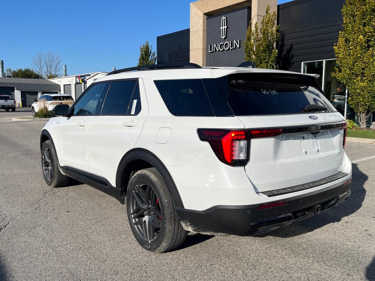 2027 Ford Explorer ST-Line 4WD Photo2